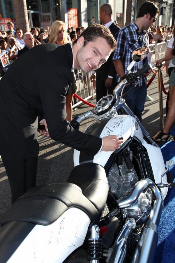 Sebastian Stan firma la Harley Davidson del film