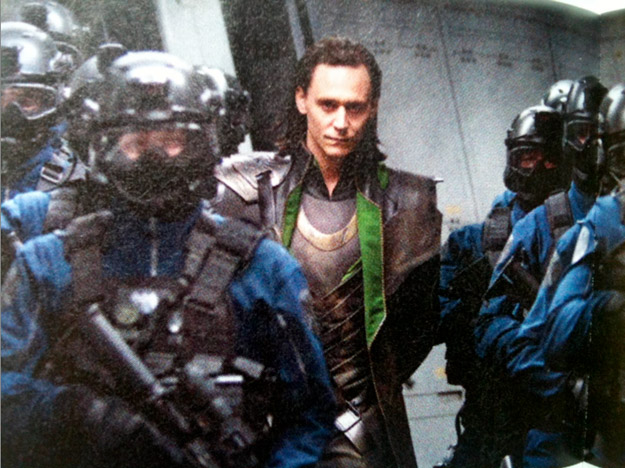 Tom Hiddleston in una scena di The Avengers