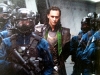 Tom Hiddleston in una scena di The Avengers